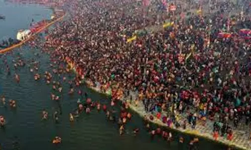 Prayagraj:  महाकुंभ के छठे दिन त्रिवेणी में स्नान जारी