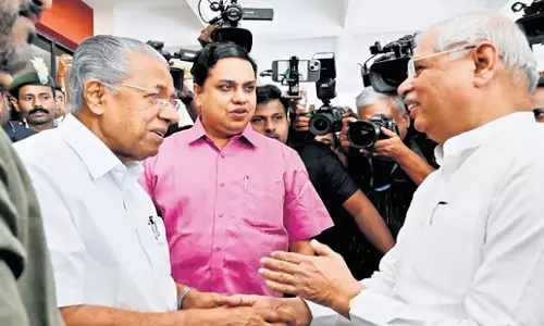 Kerala: केंद्रीय हस्तांतरण में हिस्सेदारी घटने के कारण केरल को नकदी संकट का सामना करना पड़ रहा Kerala: केंद्रीय हस्तांतरण में हिस्सेदारी घटने के कारण केरल को नकदी संकट का सामना करना पड़ रहा