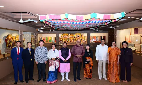सिंगापुर के राष्ट्रपति ने कलाभूमि शिल्प संग्रहालय में जीवंत सांस्कृतिक प्रदर्शन की सराहना की: Odisha CM
