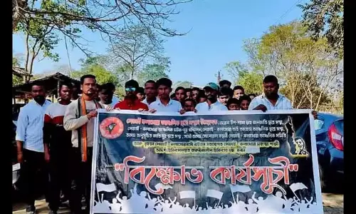 Assam : डिब्रूगढ़ अस्पताल में आपातकालीन सेवाओं की कमी के खिलाफ AASU का विरोध प्रदर्शनv