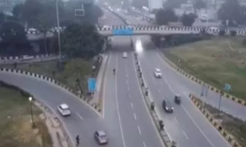 कोहरे के कारण Delhi में विमान और ट्रेन सेवाएं बाधित, AQI में सुधार