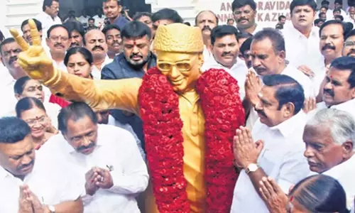 Tamil Nadu: एमजीआर को उनकी 108वीं जयंती पर श्रद्धांजलि अर्पित की गई Tamil Nadu: एमजीआर को उनकी 108वीं जयंती पर श्रद्धांजलि अर्पित की गई