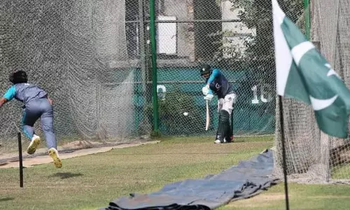 Telangana: क्रिकेट टूर्नामेंट के दौरान 24 वर्षीय युवक की हृदयाघात से मौत Telangana: क्रिकेट टूर्नामेंट के दौरान 24 वर्षीय युवक की हृदयाघात से मौत