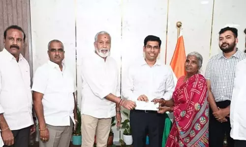 Andhra: सीएमआरएफ के तहत 34.5 लाख रुपये के चेक वितरित किए गए Andhra: सीएमआरएफ के तहत 34.5 लाख रुपये के चेक वितरित किए गए
