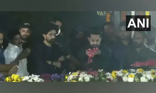 Junior NTR ने दादा एनटीआर को 29वीं पुण्यतिथि पर श्रद्धांजलि दी Junior NTR ने दादा एनटीआर को 29वीं पुण्यतिथि पर श्रद्धांजलि दी