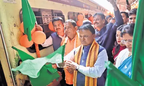 CM मोहन चरण माझी ने तीर्थयात्रा ट्रेन को हरी झंडी दिखाई, वरिष्ठ नागरिकों से आशीर्वाद लिया CM मोहन चरण माझी ने तीर्थयात्रा ट्रेन को हरी झंडी दिखाई, वरिष्ठ नागरिकों से आशीर्वाद लिया