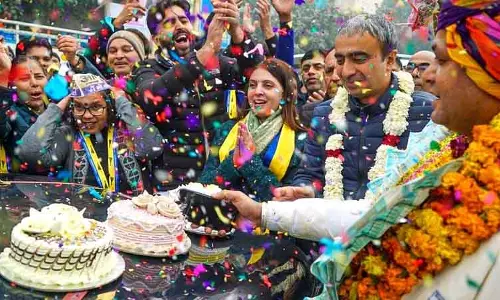 उम्मीदवारों ने अंतिम दिन नामांकन दाखिल किया