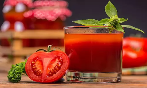 Tomato Juice Benefits: सर्दियों में स्वस्थ रहने के लिए रोजाना पिएं टमाटर का जूस, कमाल के फायदे