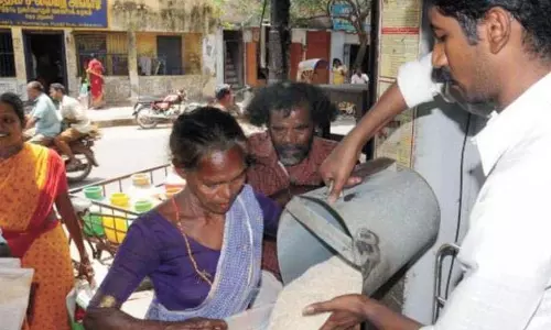 FP शॉप आवेदन पर टकराव से पुलिवेंदुला में विरोध प्रदर्शन शुरू