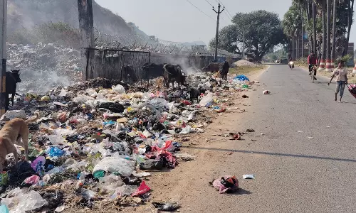 Patna: डंपिंग यार्ड की दुर्गंध से सैलानी हुए परेशान Patna: डंपिंग यार्ड की दुर्गंध से सैलानी हुए परेशान