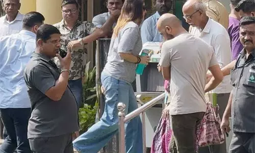 करीना कपूर खान पति से मिलने Lilavati Hospital पहुंचीं