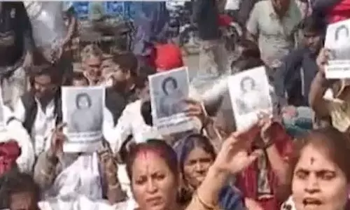 रेप पीड़िता की फोटो लेकर सड़क पर उतर गए कांग्रेसी, यह अपराध