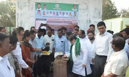 Ponnam ने लाल चना खरीद केंद्र का उद्घाटन किया Ponnam ने लाल चना खरीद केंद्र का उद्घाटन किया