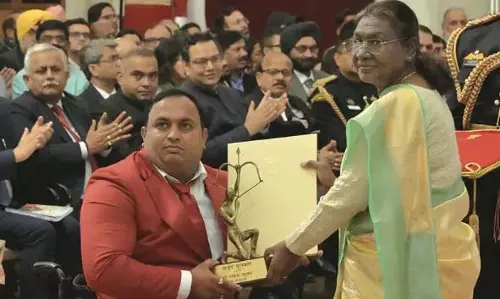 राष्ट्रपति ने J&K के पैरा-तीरंदाज को अर्जुन पुरस्कार प्रदान किया राष्ट्रपति ने J&K के पैरा-तीरंदाज को अर्जुन पुरस्कार प्रदान किया
