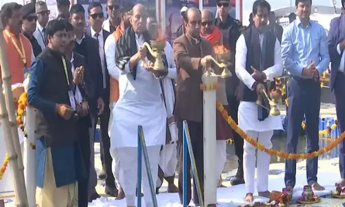 Rajnath Singh ने त्रिवेणी संगम में डुबकी लगाई, महाकुंभ के छठे दिन प्रार्थना की