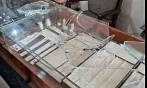 लुटेरे ने नयागांव की jewellery shop से 12 लाख का सोना लूटा लुटेरे ने नयागांव की jewellery shop से 12 लाख का सोना लूटा