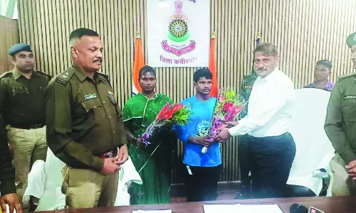 हिड़मा को नक्सल दंपति ने दिया झटका, एसपी के सामने सरेंडर