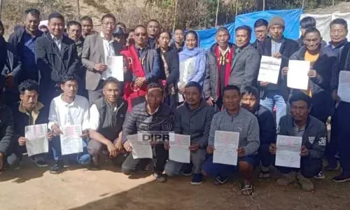 Nagaland : शोउबा परिवार ने 21 विस्थापित परिवारों को भूमि दान की Nagaland : शोउबा परिवार ने 21 विस्थापित परिवारों को भूमि दान की