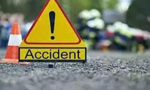 Suryapet में बस की टक्कर में दो लोगों की मौत