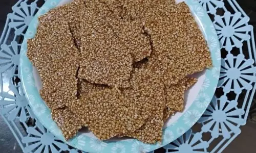 क्विनोआ और तिल क्रैकर्स रेसिपी