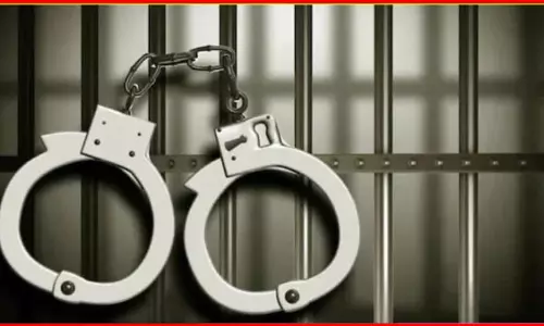 Chhatarpur: दो महिलाएं करतीं थी बागेश्वर धाम में चेन स्नेचिंग, दोनों गिरफ्तार Chhatarpur: दो महिलाएं करतीं थी बागेश्वर धाम में चेन स्नेचिंग, दोनों गिरफ्तार