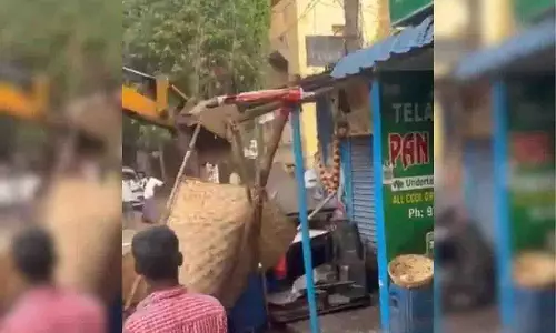 Sundarayya Park के पास अतिक्रमण को ढहाया गया
