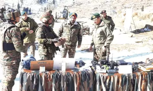 GOC 16 कोर ने उधमपुर के गुलाबगढ़ सेक्टर में मौजूदा सुरक्षा स्थिति की समीक्षा की GOC 16 कोर ने उधमपुर के गुलाबगढ़ सेक्टर में मौजूदा सुरक्षा स्थिति की समीक्षा की