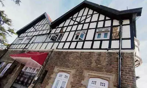 Himachal: हेरिटेज इमारत को मरम्मत की जरूरत है Himachal: हेरिटेज इमारत को मरम्मत की जरूरत है