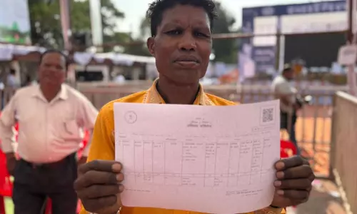 स्वामित्व कार्ड पाकर भूमि मालिकों के चेहरे खिले स्वामित्व कार्ड पाकर भूमि मालिकों के चेहरे खिले