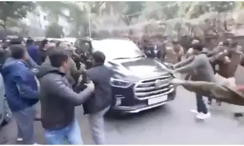 अरविंद केजरीवाल की सुरक्षा में बड़ी चूक, आप का दावा, ईंट-पत्थर से हमला