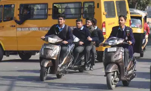 Ludhiana: सख्त कानूनों के बावजूद शहर भर में नाबालिगों द्वारा वाहन चलाने का चलन जारी