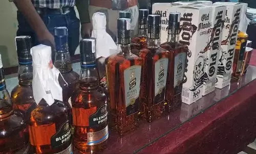 महंगे ब्रांड की शराब बेचते युवक गिरफ्तार, आबकारी विभाग ने दबोचा