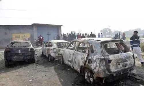 Ghaziabad: मसूरी के पास तीन खड़ी कारें जलकर खाक, अज्ञात बदमाशों पर शक Ghaziabad: मसूरी के पास तीन खड़ी कारें जलकर खाक, अज्ञात बदमाशों पर शक