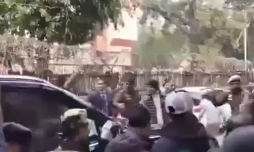 बीजेपी नेता का दावा: अरविंद केजरीवाल की कार ने बीजेपी कार्यकर्ता को रौंदा, जारी किया वीडियो