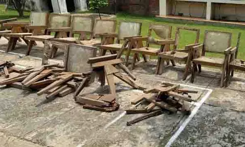 Art College से विरासत का फर्नीचर गायब