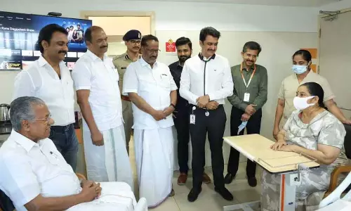 Kerala : मुख्यमंत्री ने उमा थॉमस से मुलाकात की Kerala : मुख्यमंत्री ने उमा थॉमस से मुलाकात की