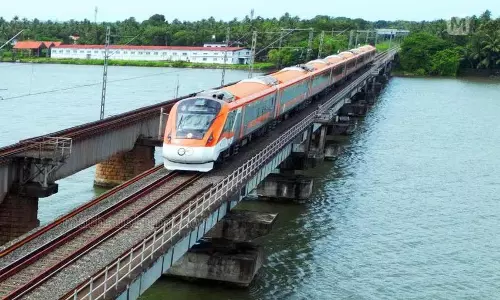 वंदे भारत ने Kerala की ट्रेनों को समय की पाबंदी में पीछे छोड़ा वंदे भारत ने Kerala की ट्रेनों को समय की पाबंदी में पीछे छोड़ा