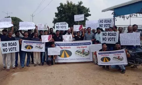 Assam : चमारपारा निवासियों ने बड़े पैमाने पर “रोड नहीं तो वोट नहीं” विरोध
