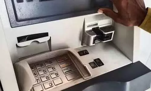 ATM में कम नकदी डाली, दो लोगों के खिलाफ मामला दर्ज ATM में कम नकदी डाली, दो लोगों के खिलाफ मामला दर्ज