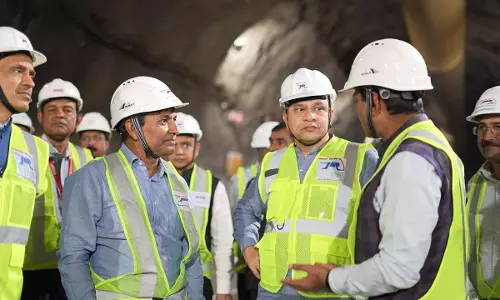 केंद्रीय रेलमंत्री अश्विनी वैष्णव ने निर्माण की जा रही सुरंग का किया इन्स्पेक्शन