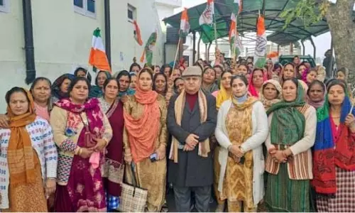 Jammu: पूर्व उपमुख्यमंत्री के नेतृत्व में कई महिला कार्यकर्ता एकजुट हुईं