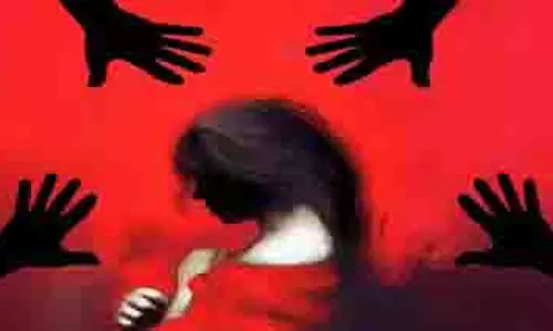Karnataka : शादीशुदा आरोपी ने नाबालिग का यौन शोषण कर वीडियो बनाया, गिरफ्तार Karnataka : शादीशुदा आरोपी ने नाबालिग का यौन शोषण कर वीडियो बनाया, गिरफ्तार