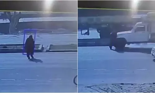 महिला हेडमास्टर की मौत का LIVE VIDEO, पिकअप ने मारी ज़ोरदार टक्कर महिला हेडमास्टर की मौत का LIVE VIDEO, पिकअप ने मारी ज़ोरदार टक्कर