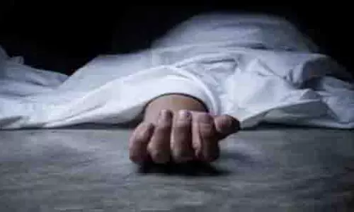 कर्ज का बोझ: तेलंगाना में किसान ने बैंक परिसर में कीटनाशक सेवन कर आत्महत्या की कर्ज का बोझ: तेलंगाना में किसान ने बैंक परिसर में कीटनाशक सेवन कर आत्महत्या की