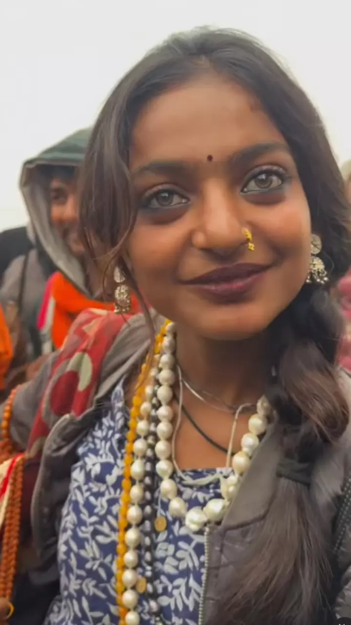 इंटरनेट पर छाई महाकुंभ में माला बेचने वाली युवती