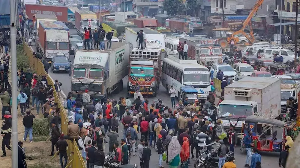 Himachal: कुरान्ह अपशिष्ट उपचार संयंत्र में लगी आग को लेकर निवासियों ने राजमार्ग जाम किया