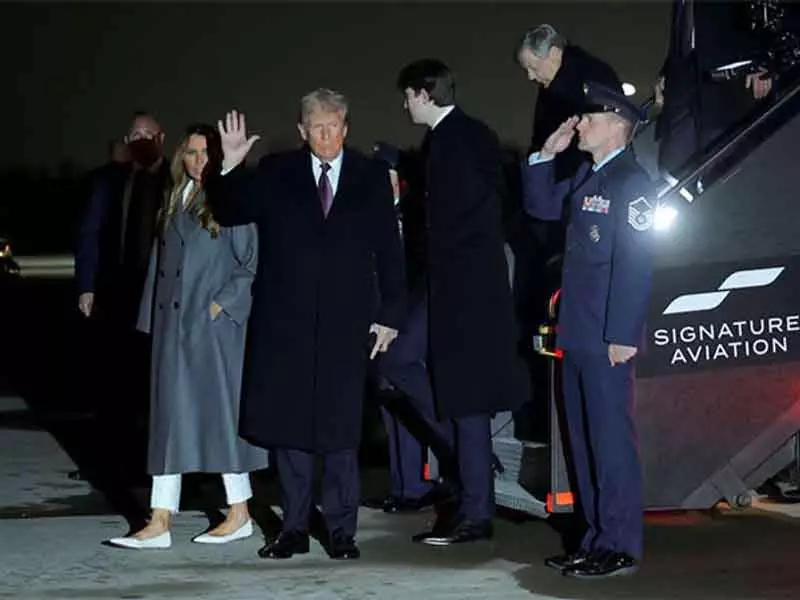 America के नवनिर्वाचित राष्ट्रपति ट्रंप और उनकी पत्नी मेलानिया गोल्फ क्लब में आतिशबाजी देखने पहुंचे America के नवनिर्वाचित राष्ट्रपति ट्रंप और उनकी पत्नी मेलानिया गोल्फ क्लब में आतिशबाजी देखने पहुंचे