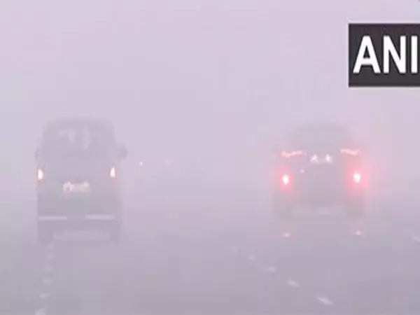 Delhi-NCR में घना कोहरा छाया, ट्रेन सेवाएं और दैनिक जीवन बाधित