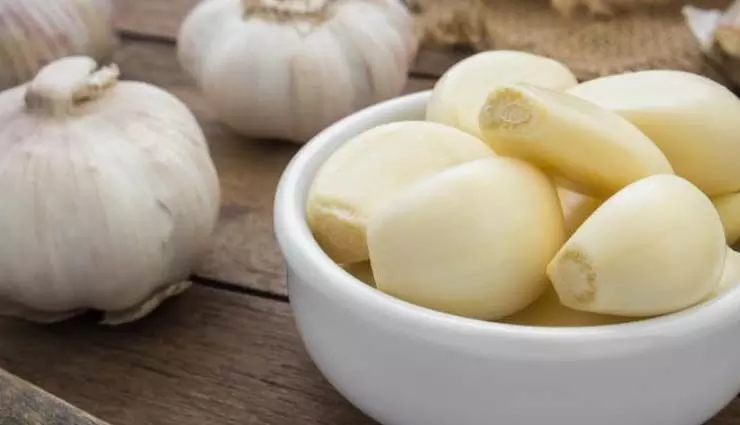 Garlic Oil:  त्वचा की चमक और बालों की ग्रोथ का राज, इसे बनाने का सही तरीका