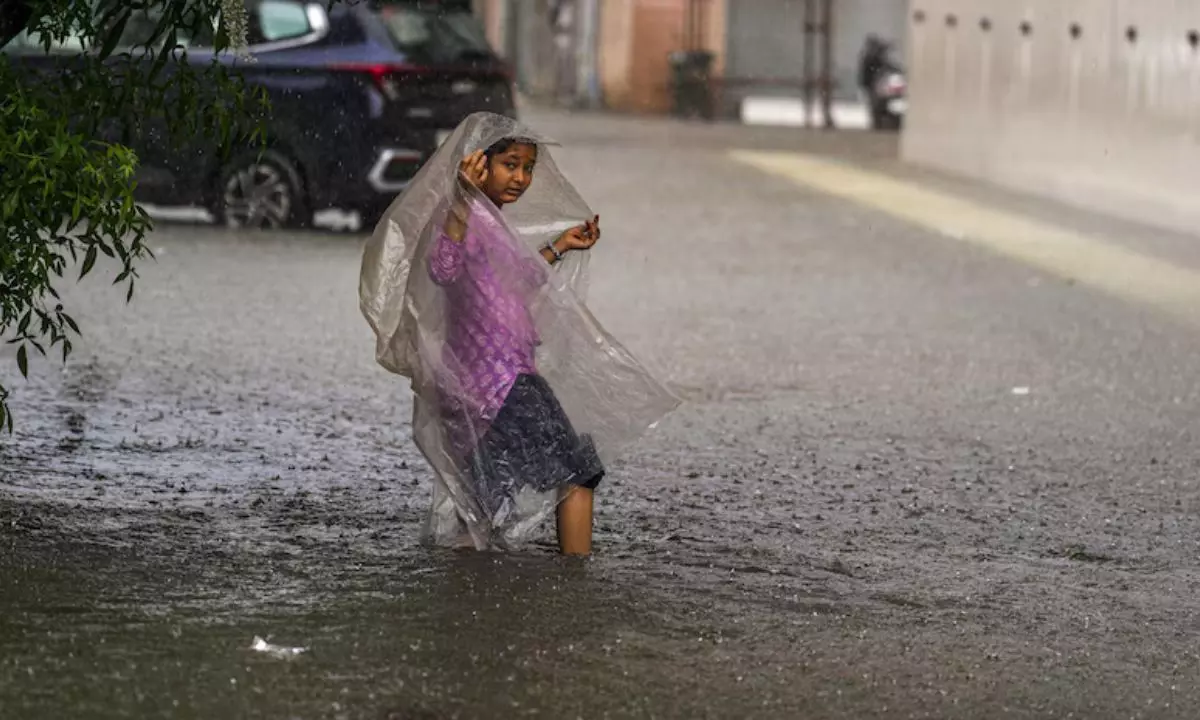 Tamil Nadu: चेन्नई और आसपास के जिलों में भारी बारिश Tamil Nadu: चेन्नई और आसपास के जिलों में भारी बारिश